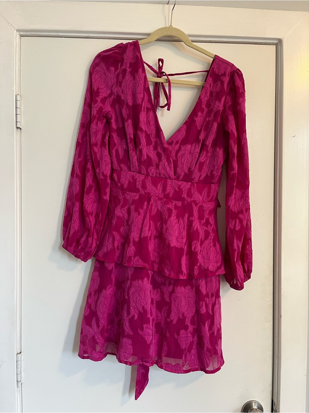 Band of the free Kiss Me Fuchsia peplum mini dress long sleeve medium ruffle - Picture 2 of 6